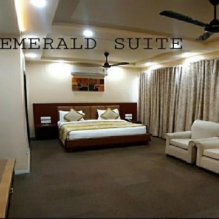 The Emerald Club ,Rajkot Eksteriør billede