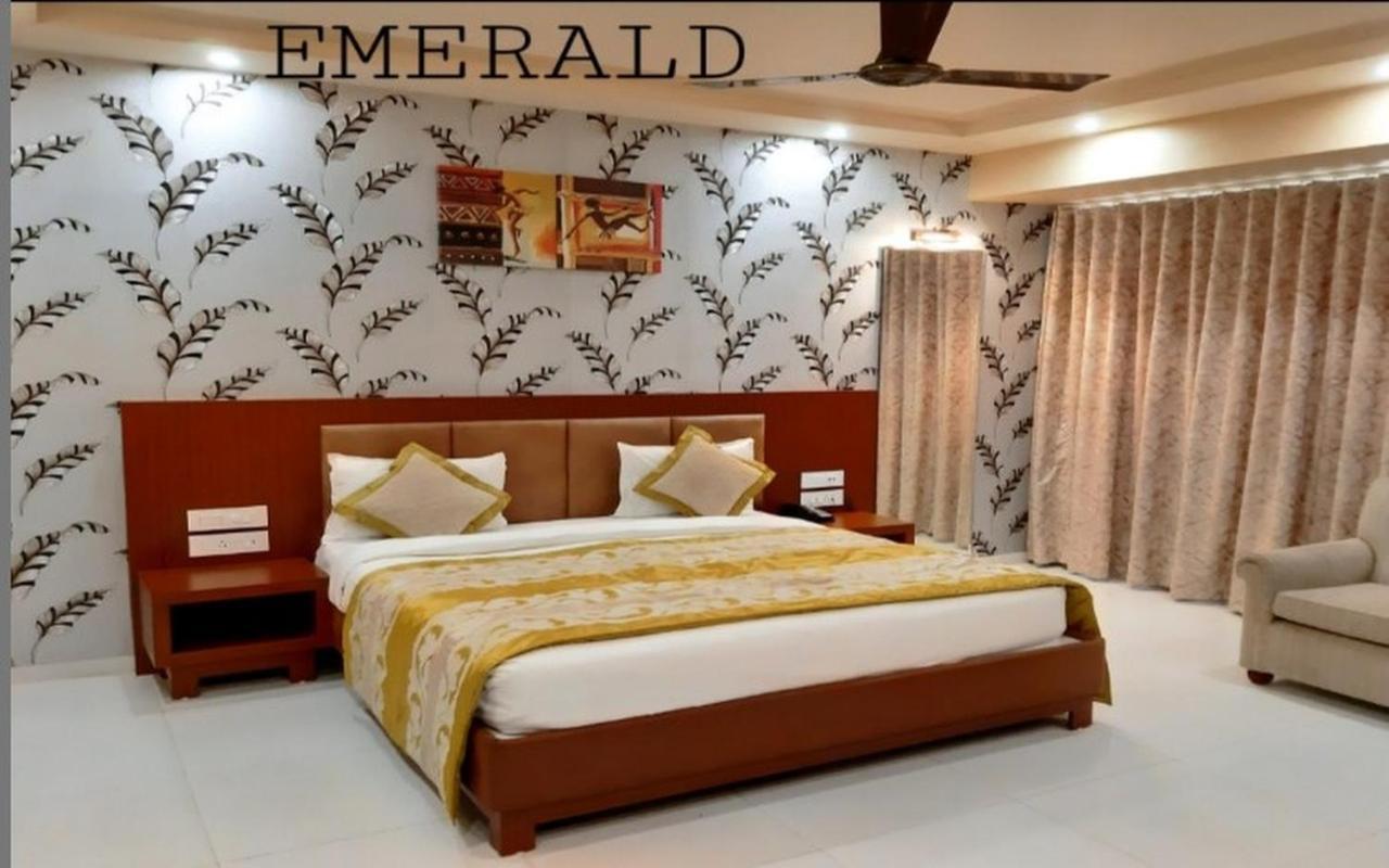 The Emerald Club ,Rajkot Eksteriør billede