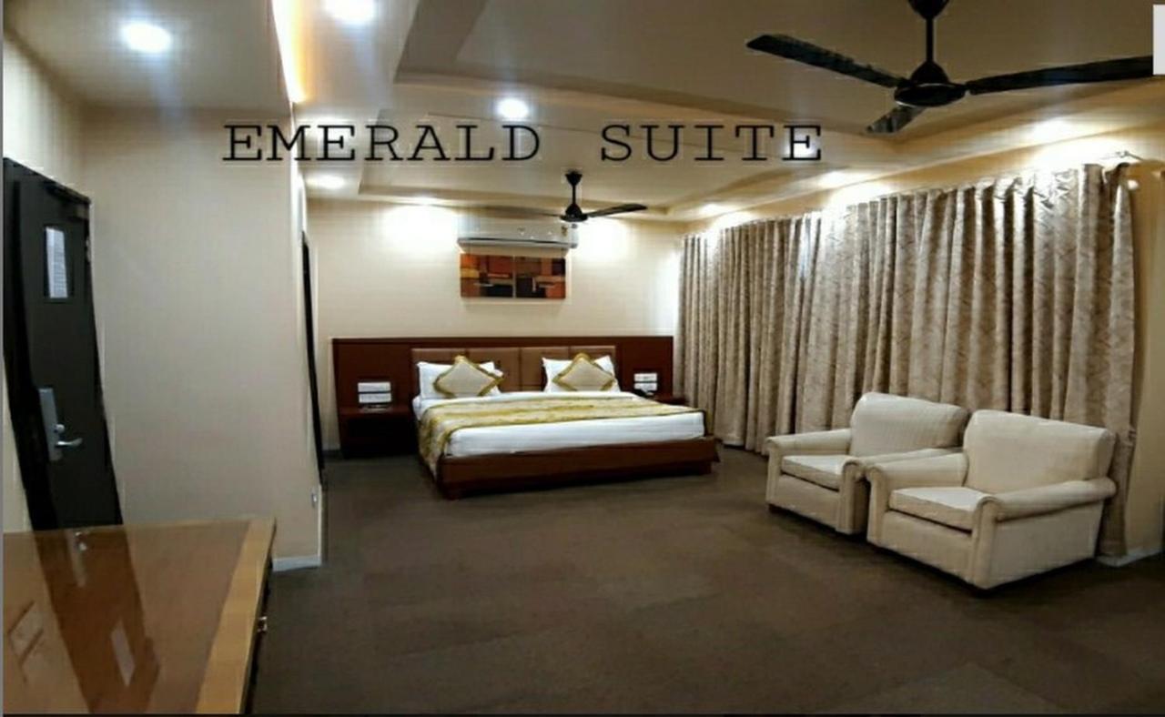The Emerald Club ,Rajkot Eksteriør billede