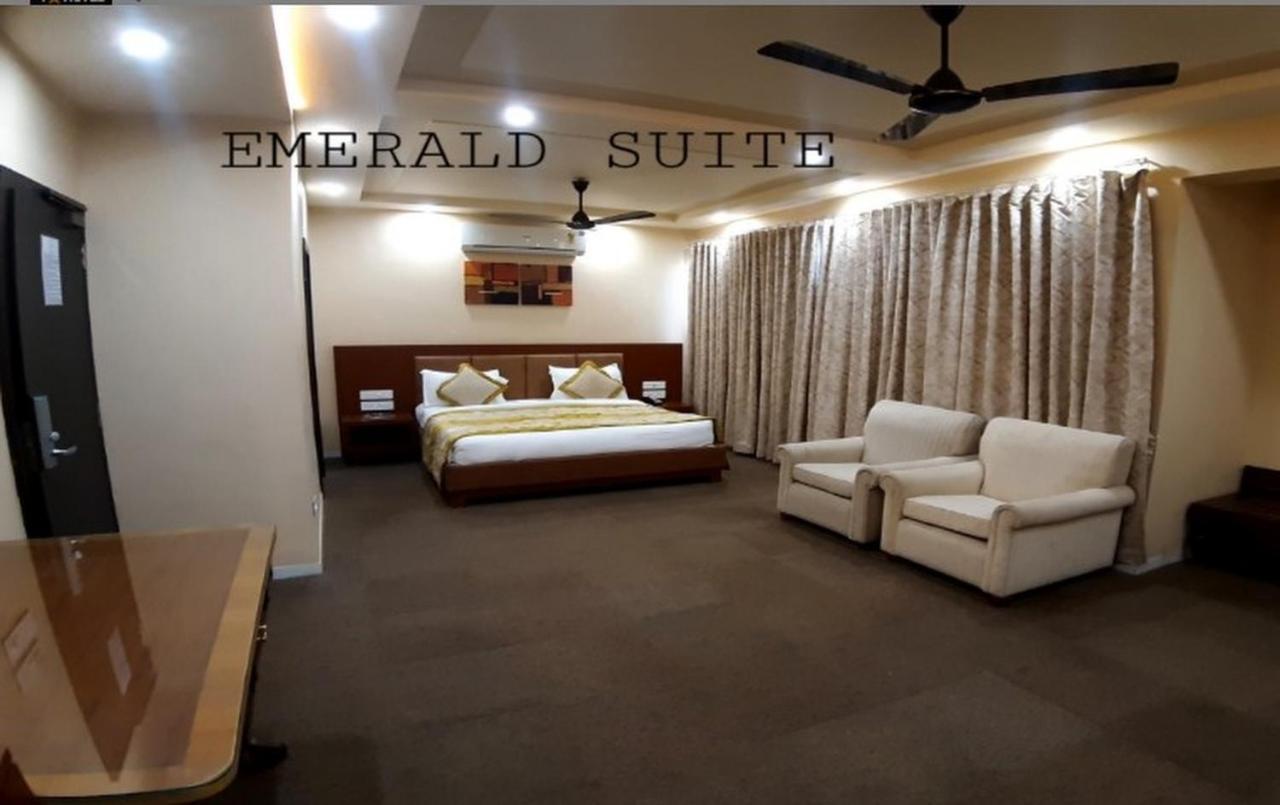 The Emerald Club ,Rajkot Eksteriør billede