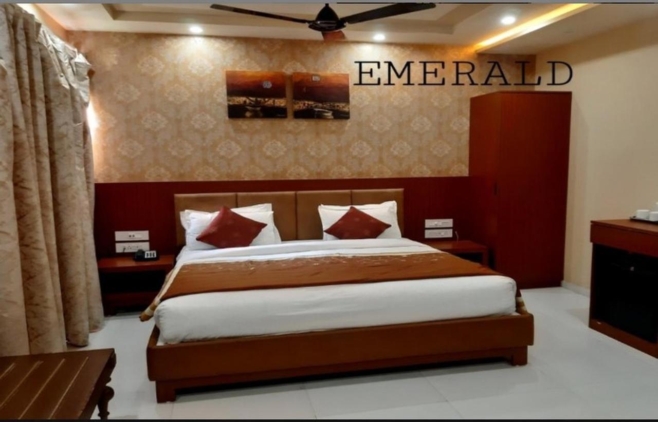 The Emerald Club ,Rajkot Eksteriør billede